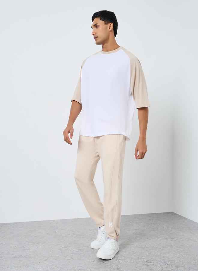 ستايلي جوغر قصة ضيقة بطبعة أجزاء - Image 2